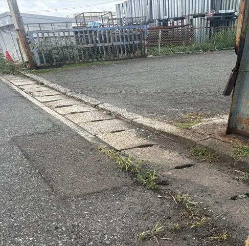出入り口の段差を解消する改修工事を行いました🚚